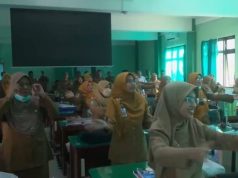 GERAKAN MELAKUKAN PEREGANGAN DITENGAH-TENGAH MENERIMA MATERI